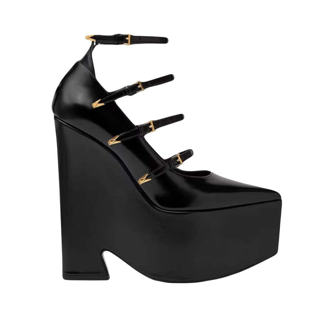 As seen on Shakira, Gigi Hadid and Donatella. NEW Versace
tempest Pumps w/gold